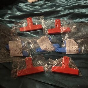 Set of 7Bag Clips.Perfect for a Christmas stocking stuffer! Brand new in plastic